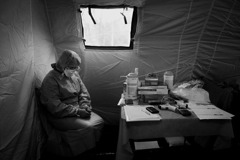 Lekarka z Samodzielnego Publicznego Szpitala Klinicznego Nr 4 w Lublinie podczas dyżuru w specjalnym namiocie do segregacji pacjentów podczas pandemii koronawirusa.