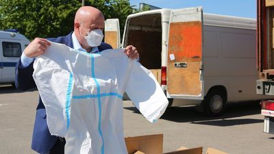 Tysiące kombinezonów, maseczek i przyłbic dotarły do Lublina. Trafią do szpitali w regionie