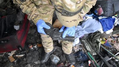 Pożar mieszkania w Kraśniku. Na miejscu odnaleziono broń, amunicję i materiały wybuchowe [zdjęcia]