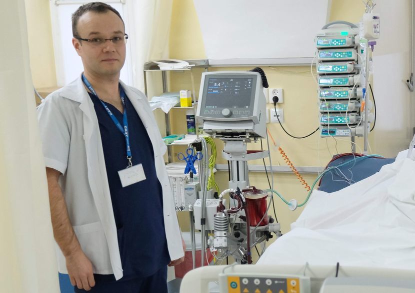 Luty 2019 r. Prof. Mirosław Czuczwar przy pacjencie leczonym przy pomocy metody ECMO