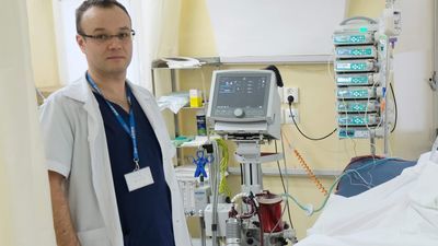 Luty 2019 r. Prof. Mirosław Czuczwar przy pacjencie leczonym przy pomocy metody ECMO