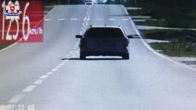 Minęła policyjną kontrolę prędkości, od razu przyśpieszyła. To był błąd