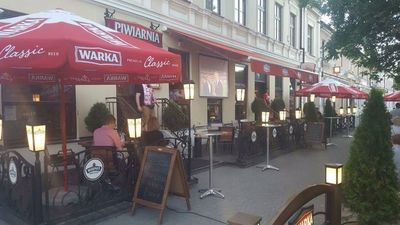 Piwiarnia Warka na placu Wolności/