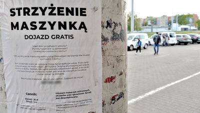 Ogłoszenia fryzjerskich usług „z dostawą do domu” można znaleźć np. na lubelskich Czubach
