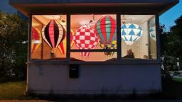 Kiosk z balonami w Lublinie. Wystawa największe wrażenie robi wieczorem