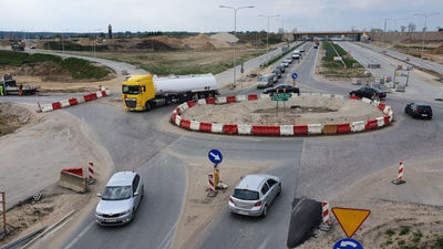 Prowizoryczne rondo w Kołbieli. W głębi – wiadukt na DK 50