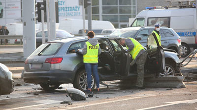 Obaj mężczyźni jadący audi zostali przewiezieni do szpitala