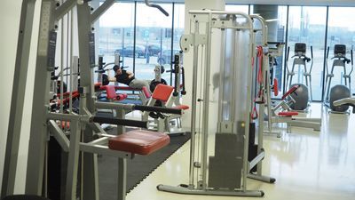 Zniosą kolejne obostrzenia. Chodzi o otwarcie kin i siłowni, organizację wesel oraz noszenie maseczek