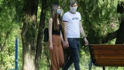 Od soboty nie trzeba nosić maseczek. Wirusolog z Lublina: "Ten obowiązek zniesiono zbyt wcześnie"