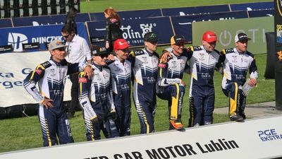 Mikkel Michelsen (w środku) nie chce rezygnować z jazdy w Danii.