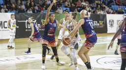 Julia Adamowicz (w środku) w walce o piłkę z Klaudią Niedźwiedzką (z prawej)