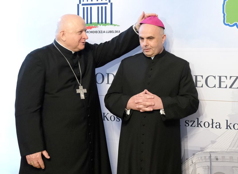 Bp pomocniczy Józef Wróbel daje przymierzyć piuskę nowemu biskupowi Adamowi Babowi