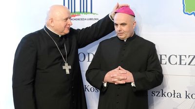 Bp pomocniczy Józef Wróbel daje przymierzyć piuskę nowemu biskupowi Adamowi Babowi