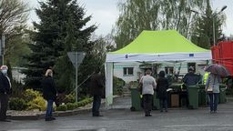 Mimo czynnych czterech stanowisk, w poniedziałek po darmowy kontener, swoje trzeba było odstać w kolejce