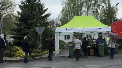 Mimo czynnych czterech stanowisk, w poniedziałek po darmowy kontener, swoje trzeba było odstać w kolejce