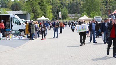 Puławskie targowisko służy nie tylko do handlu warzywami, owocami, czy nabiałem przywożonym przez okolicznych kupców. Od niedawna organizowana jest tutaj również giełda staroci