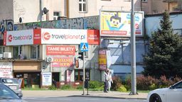 Kamienica na rogu ul. Narutowicza i Mościckiego/Róg ul. Lubartowskiej i al. Tysiąclecia.

Proponowana uchwała miałaby z czasem doprowadzić do usunięcia widocznych tu reklam. Pozwalałaby tylko na szyldy związane bezpośrednio z prowadzoną w danym miejscu działalnością.