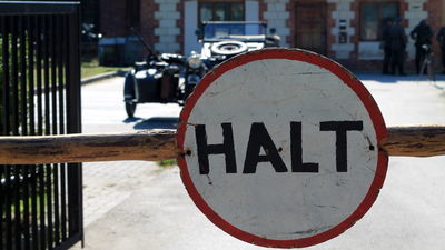 Zdjęcia do "Mroków Czarnego Lasu" kręcono m.in. przy siedzibie Powiatowego Centrum Pomocy Rodzinie. Nieruchomość imitowała siedzibę Gestapo
