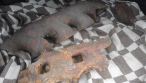 „Najcięższy jest żeliwny fragment bloku silnika z widocznymi dwoma tulejami cylindrów i kanałami chłodziwa” – opisuje dr Dominik Szulc. „Sporych rozmiarów jest również fragment kolektora dolotowego”.