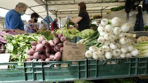 Rośnie sprzedaż w internecie, ale tradycyjny handel też trzyma się dobrze. Na zdjęciu: wczoraj na targu przy ul. Ruskiej w Lublinie