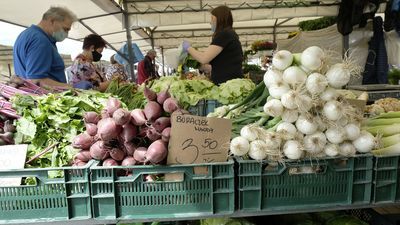 Rośnie sprzedaż w internecie, ale tradycyjny handel też trzyma się dobrze. Na zdjęciu: wczoraj na targu przy ul. Ruskiej w Lublinie