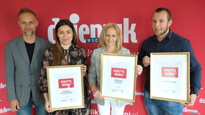 Dzisiejsze spotkanie z laureatami plebiscytu Dziennika Wschodniego „Sołtys Roku 2020”: od lewej Krzysztof Wiejak, redaktor naczelny, Katarzyna Kierczuk-Wereda (II miejsce), Małgorzata Piwowarek (I miejsce) oraz Patryk Antolak (III miejsce)