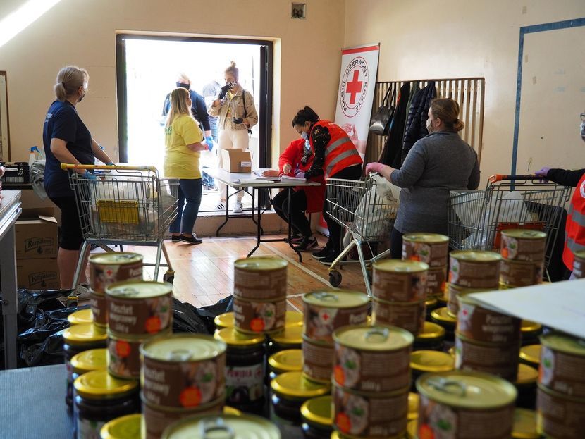 Tydzień temu rozpoczęło się w Kraśniku wydawanie paczek w ramach unijnego Programu Operacyjnego Pomoc Żywnościowa. Realizuje go PCK przy współpracy z MOPS. Wydawanie paczek żywnościowych będzie kontynuowane w najbliższych dniach