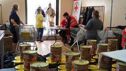 Tydzień temu rozpoczęło się w Kraśniku wydawanie paczek w ramach unijnego Programu Operacyjnego Pomoc Żywnościowa. Realizuje go PCK przy współpracy z MOPS. Wydawanie paczek żywnościowych będzie kontynuowane w najbliższych dniach