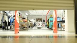 Dzisiaj wprowadzono drugi etap łagodzenia obostrzeń. Otwarte są centra handlowe i hotele