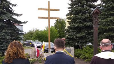 Pięciometrowy krzyż o charakterystycznych, dwóch równych ramionach stanął przed budynkiem Urzędu Gminy w Wierzbicy