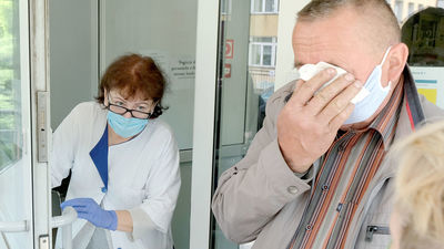 Dzisiaj przy Chmielnej było już lepiej. Po godz. 10 w kolejce do triażu czekało kilkanaście osób, podobnie przed wejściem do kliniki. Pacjenci czekali ok. godziny-dwóch