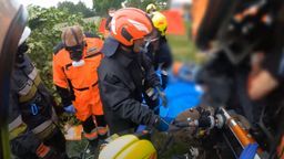 Lubelskie: Kierowca zakleszczony w ciężarówce po wypadku. Wideo z kamery na hełmie strażaka