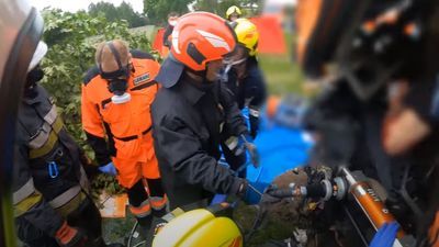 Lubelskie: Kierowca zakleszczony w ciężarówce po wypadku. Wideo z kamery na hełmie strażaka