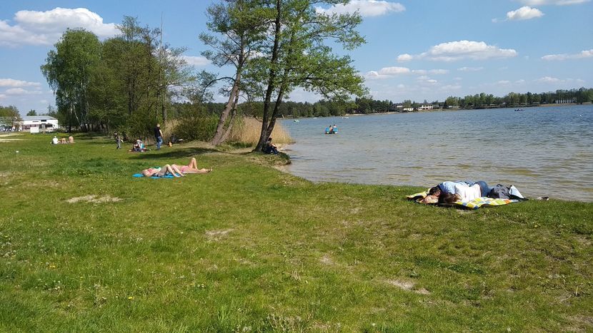 W miniony weekend w Okunince nad Jeziorem Białym z uwagi na słoneczna pogodę wiele osób zrzuciło nie tylko cieplejsze ubranie, ale i maseczki