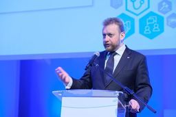 Minister Szumowski przestrzega przed zbyt szybkim poluzowaniem prawa do zgromadzeń