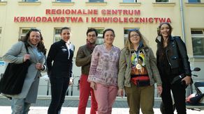 Spirala dobra kręci się dalej. Wolontariusze akcji „Wzywamy posiłki” teraz oddają krew