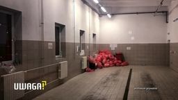 Realia pracy ratowników medycznych. Ze skażonych ubrań przebierają się w garażu