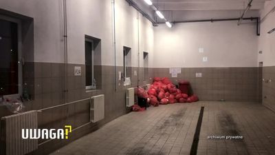 Realia pracy ratowników medycznych. Ze skażonych ubrań przebierają się w garażu