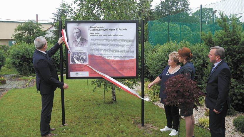 Uroczystość odsłonięcia tablicy pamiątkowej poświęconej Mikołajowi Siemionowi w Krzczonowie