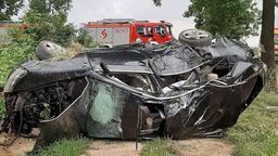 Doszczętnie zniszczone auto, kierowca wyszedł z wypadku z kilkoma zadrapaniami