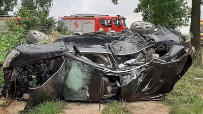Doszczętnie zniszczone auto, kierowca wyszedł z wypadku z kilkoma zadrapaniami
