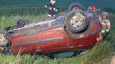 Lubelskie. Renault dachowało. Gdzie jest kierowca? Zniknęły też tablice rejestracyjne