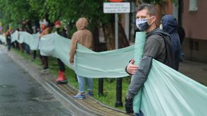 To będzie już druga w ostatnim czasie uliczna manifestacja w obronie drzew na wspomnianych ulicach. Poprzednia odbyła się w niedzielę, gdy zielona wstęga została rozwinięta wzdłuż jezdni ul. Lipowej