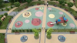 Dzieci chcą na place zabaw, a niektóre są zamknięte. "Przygotowujemy się do otwarcia, ale się nie spieszymy"