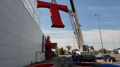 Sklep Tesco zniknął już z handlowej mapy Lublina, gdzie jego miejsce zajął drugi w mieście Kaufland. Brytyjska sieć wycofała się wcześniej także z Puław (na zdjęciu)