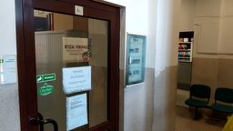 Przed drzwiami wydziału komunikacji