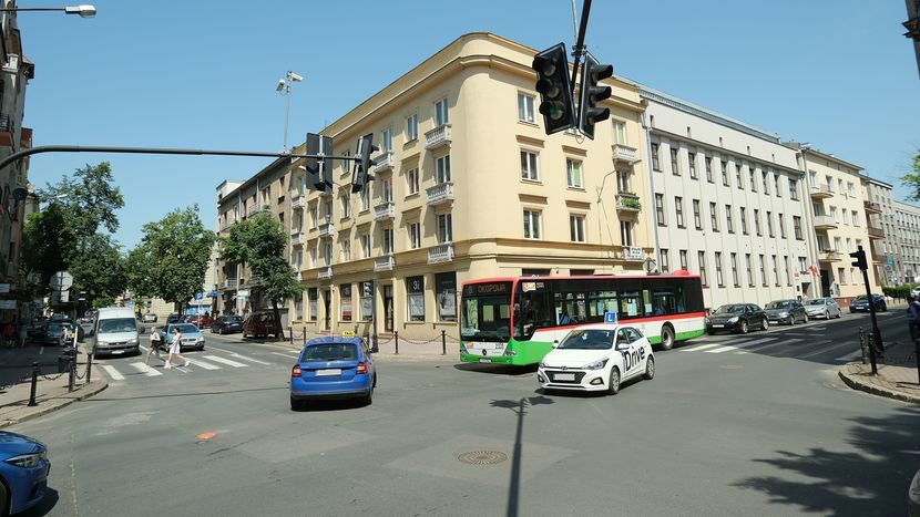 Trolejbusy i autobusy mają skręcać z Lipowej w Okopową, następnie w lewo w ul. Chopina. Dojadą nią do Krakowskiego Przedmieścia, którym dotrą do Al. Racławickich