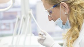 Dodatkowe opłaty u dentysty? Prezes UOKiK apeluje do prywatnych placówek medycznych