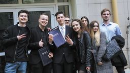 Zakończenie roku szkolnego w 2019 r. Na zdjęciu absolwenci II LO im. Hetmana Jana Zamoyskiego