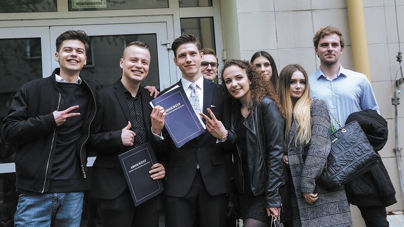 Zakończenie roku szkolnego w 2019 r. Na zdjęciu absolwenci II LO im. Hetmana Jana Zamoyskiego